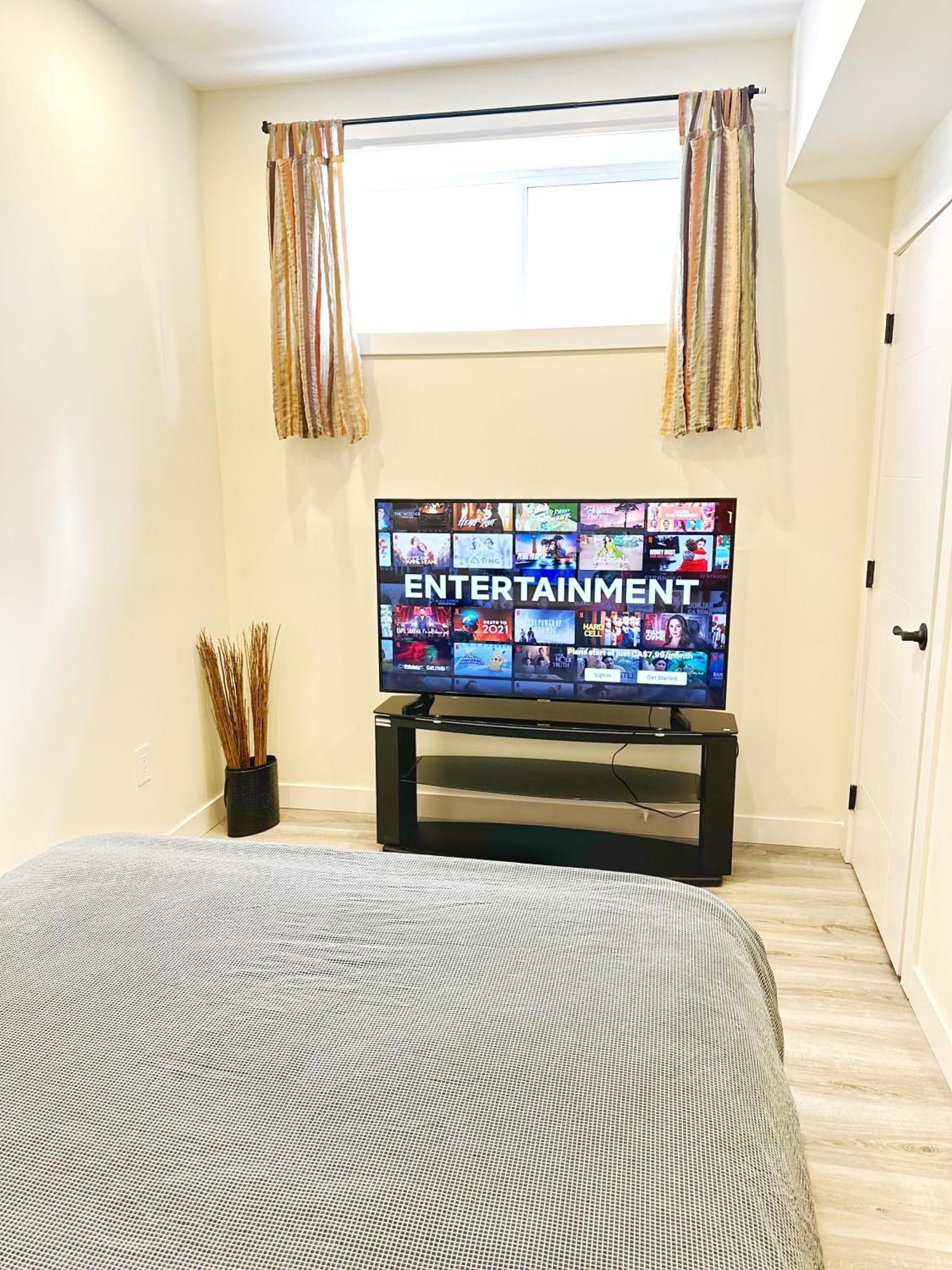 Cozy Guest Near Of Alberta, Southgate Mall, And Downtown Apartment